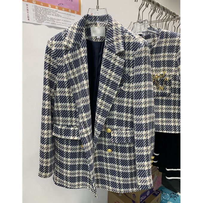 New tweed blazer for autumn/winter 2026, featuring a thicker, padded design, long sleeves, and a single-breasted style, creating an elegant and sophisticated look for women