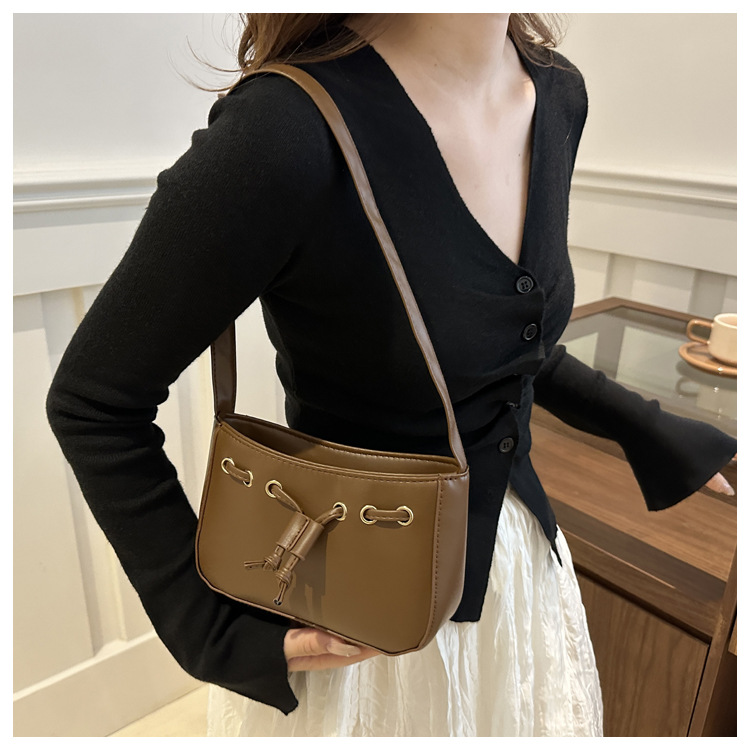The new autumn/winter 2024 collection of women's bags features a retro and simple Korean-style underarm bag. This year, hand-held bags are in vogue, exuding a sense of sophistication undefined