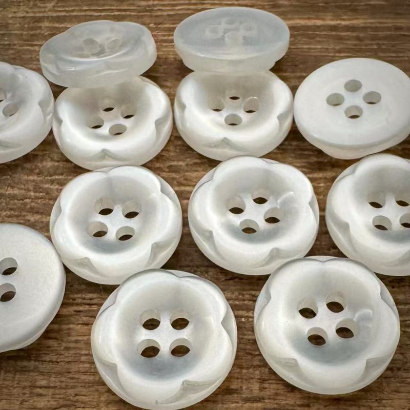 メーカーの現物卸売りの明るい珠の梅の花の4目の樹脂のボタンのシャツの4目のボタンの手縫いのボタンの服装の補助材料|undefined
