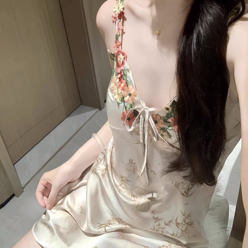 中国風花サスペンダーアイスシルクナイトガウン女性の夏 2025 新しいハイエンドパジャマ胸パッド付きホームウェア|undefined