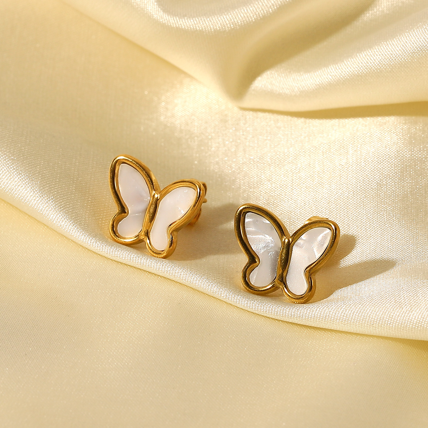 Mode 18 Karat Gold Natürliche Weiße Muschel Schmetterlingsform Edelstahlbolzen display picture 4