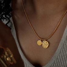 高级感小众设计不掉色蛇骨链个性字母圆牌镶锆石吊坠项链时尚首饰