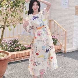 白色涂鸦印花连衣裙女中长款2025夏新款法式高腰显瘦设计感碎花裙