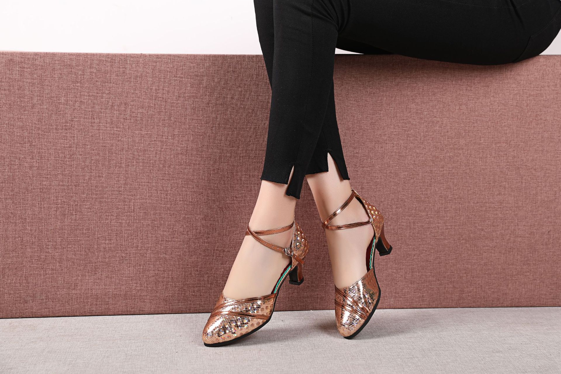 Zapatos de baile latino de las mujeres adultas de tacón medio cuatro estaciones nuevos zapatos de baile de fondo suave baile cuadrado zapatos de mujer baile social