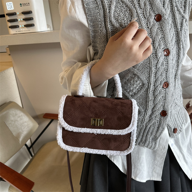 Bolso pequeño bolso de mano mujer 2025 nuevo estilo de primavera de hombro de moda bolso casual de piel de venado simple borde de peluche