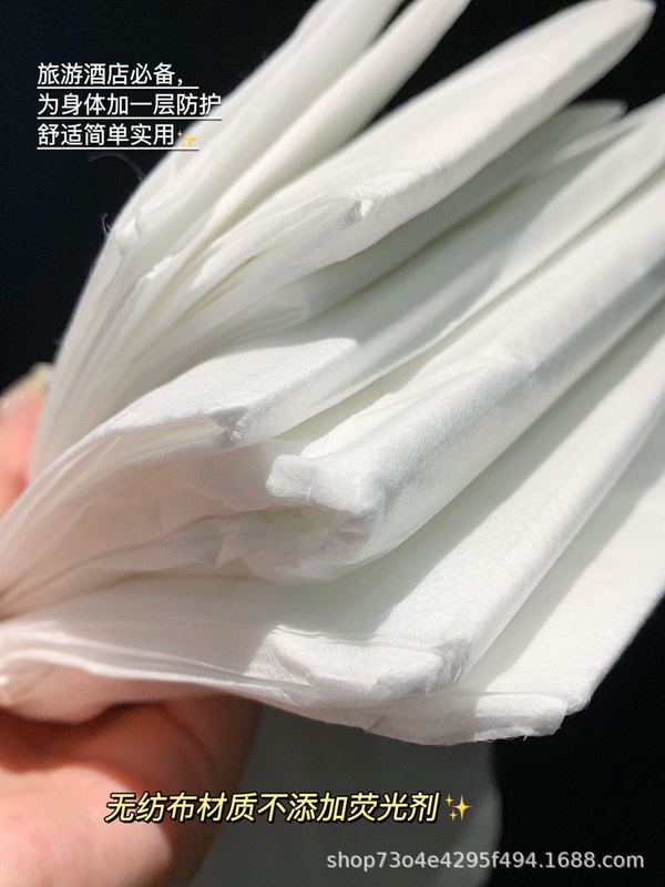 清潔で柔らかい時代の使い捨ての4セットの旅行ホテルのシーツはダブルベッドの上の用品をかぶせて汚れた寝袋をあけます。|undefined