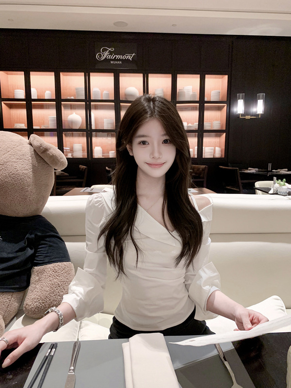 若语 耀眼白月光 微弹斜肩修身抽褶衬衫女设计感长袖上衣早秋|undefined