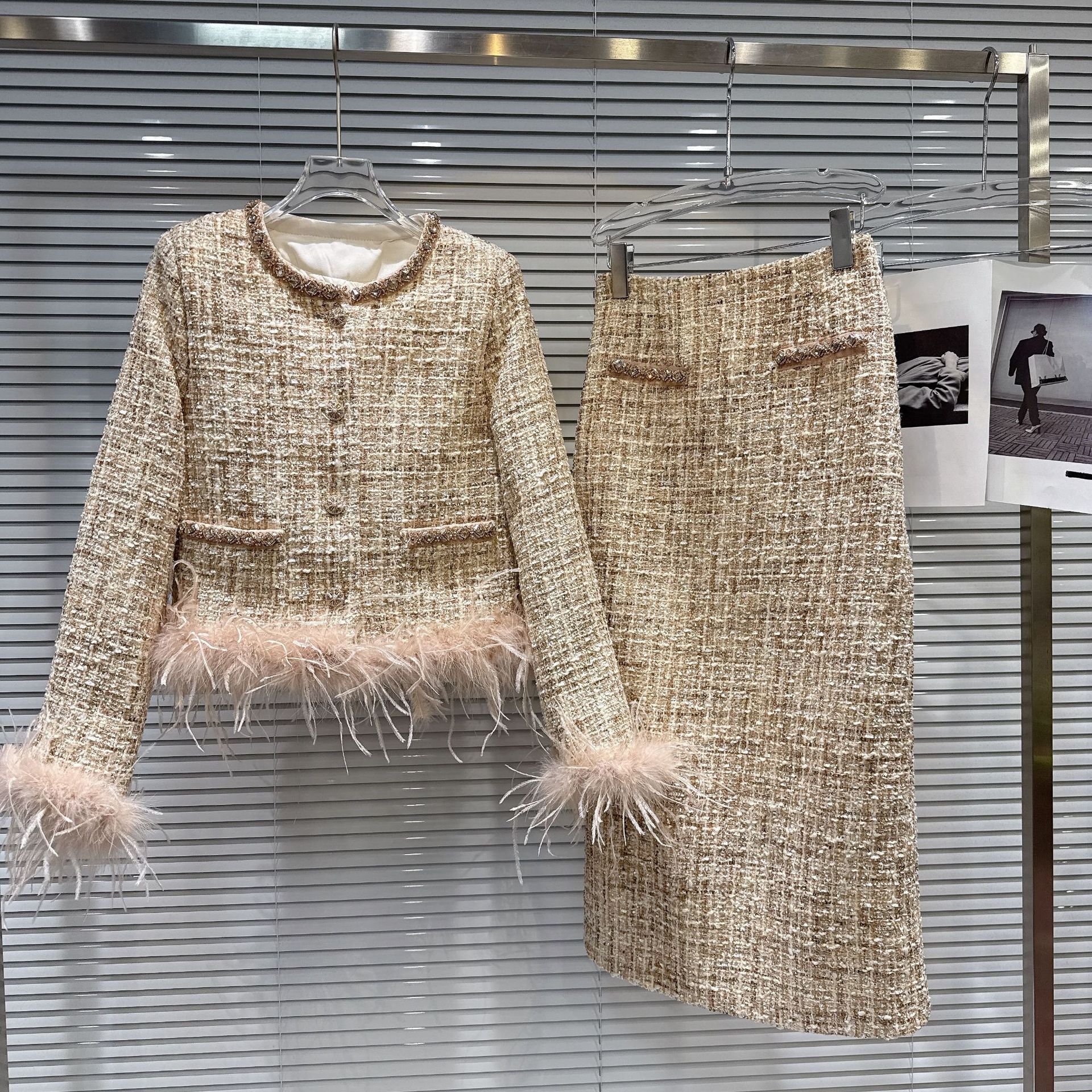 2025冬季新小香风钉珠鸵鸟毛边羽绒内胆短外套+长裙套装