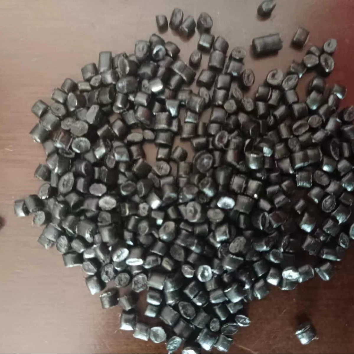 Поставка черного гранулированного пластика высокого давления