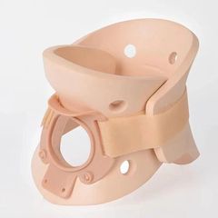 首を支えて首を保護します。家庭用オフィスで頚椎を治療します。