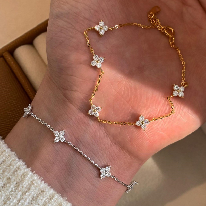 fashionable elegant bracelet with zircon
