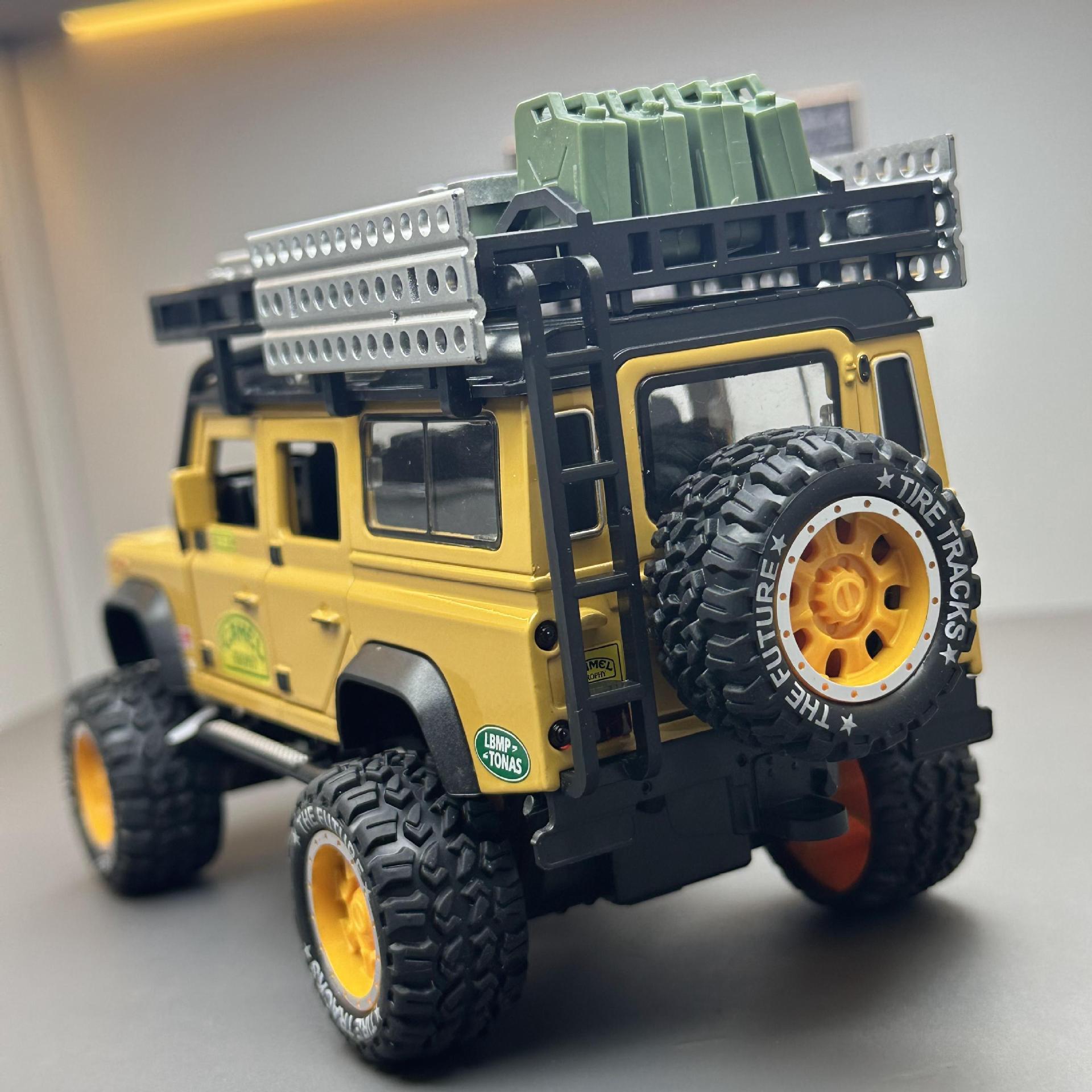 Xinao aleación coche Modelo 1: 28 Lu Hu guardia camello off-road tire hacia atrás 6 Puerta Abierta juguete coche sonido y luz modelo Decoración