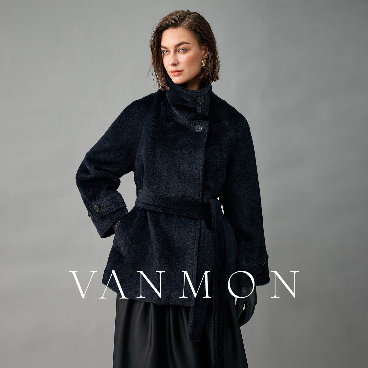 2025 Autumn/Winter New Royal Baby Camel Thickened Short Coat for Women with Side Placket and Stand Collar, High-End Warm Woolen Jacket