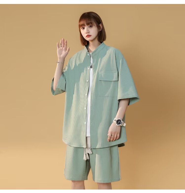 2024 nueva moda estilo de Hong Kong traje de caída de seda de hielo de alta calidad pantalones cortos de camisa de manga corta para hombre estilo de tendencia de control de conjunto para hombre