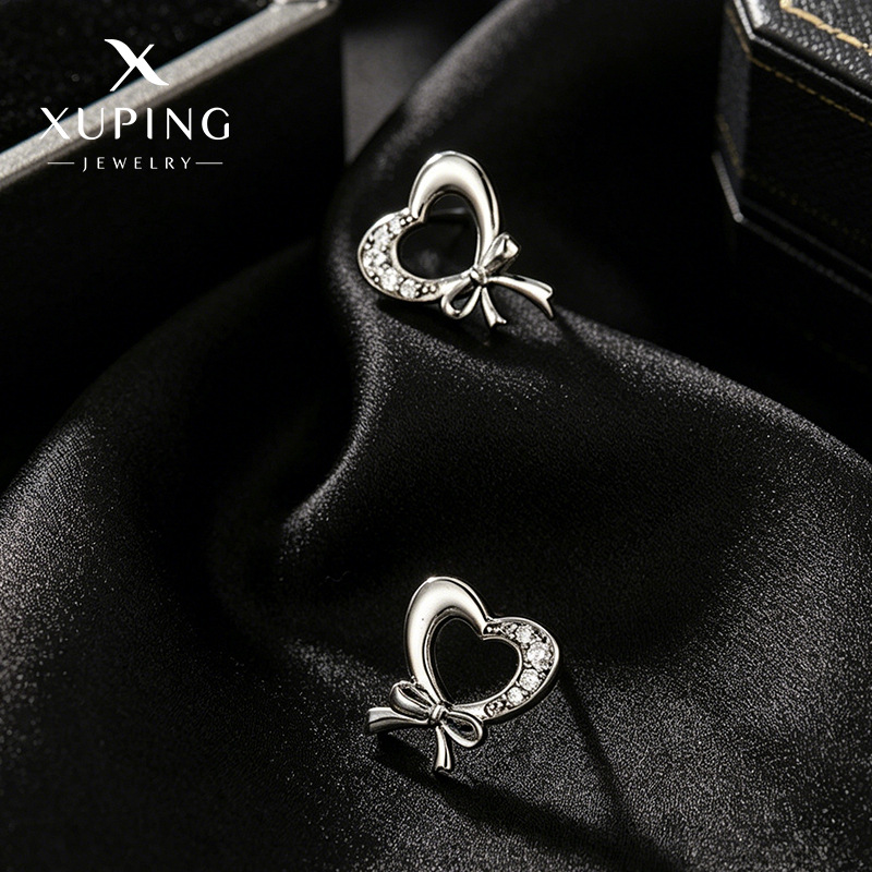 Pendientes pequeños personalizados con forma de corazón y lazo, chapados en oro blanco, con gemas artificiales, estilo europeo y americano, de Xuping, para uso diario, para mujer.
