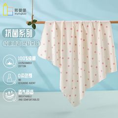 春秋型の赤ちゃんが毛布を抱いています。乳幼児用品の新生児が純綿の赤ちゃんに抱かれています。