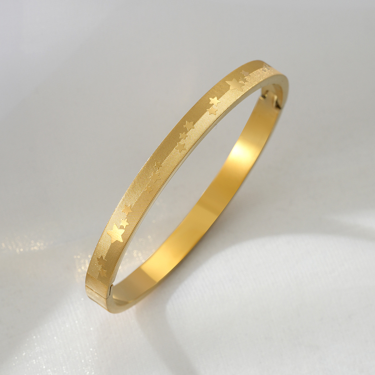 25g Weight Bangle Classification Titanium Steel Chain Material 1 Piece Quantity Holiday, Daily Occasion Titanium Steel Material Star Pattern Women's Gender Plating Design Basic, Classic Style Style Basic Classic Style Star Titanium Steel Bangle In Bulk 无