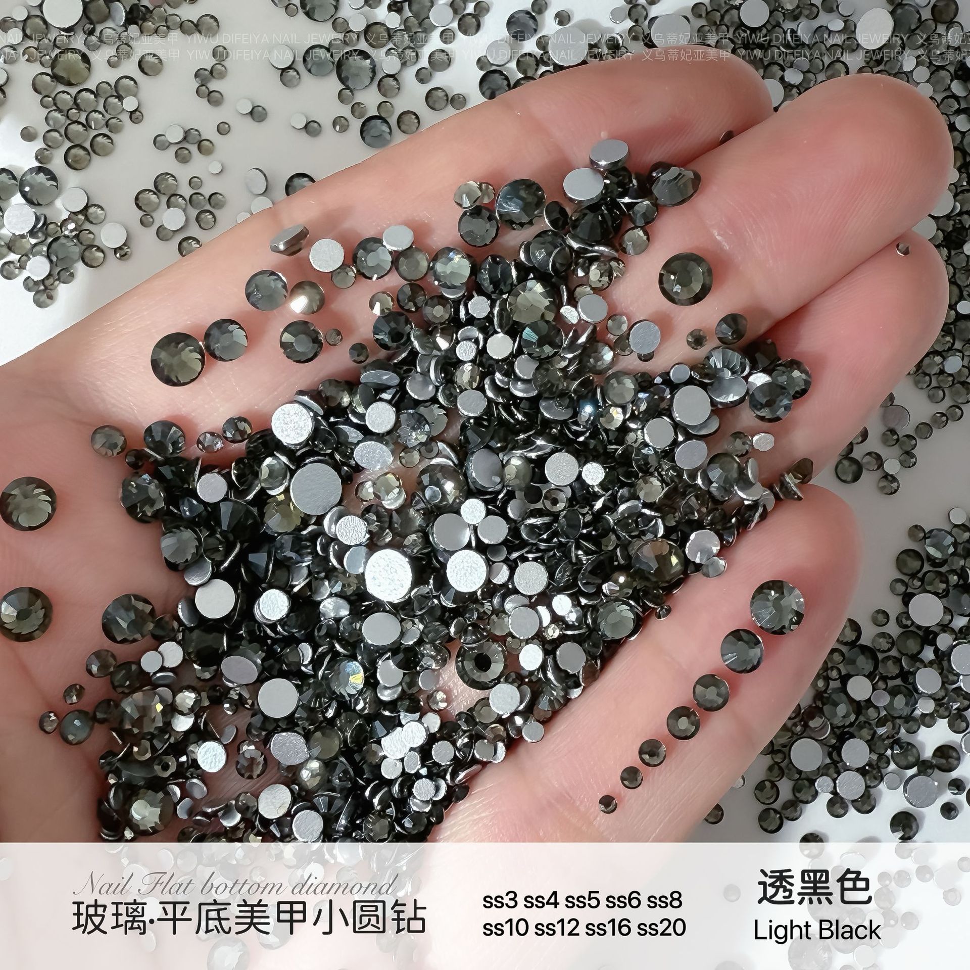 은색 배경과 검정색