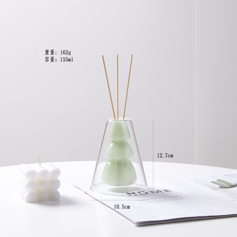 El árbol de Navidad en el triángulo exterior es verde jade.