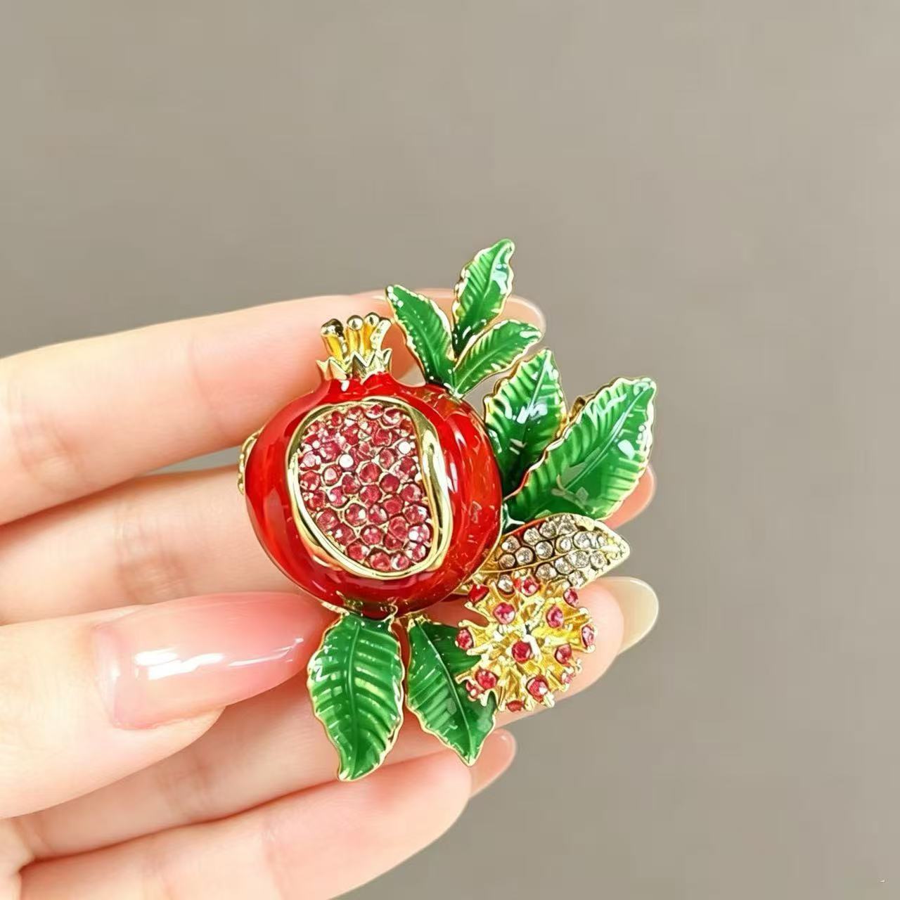 Enamel pomegranate brooch, high-end luxury lapel pin, waist-cinching buckle, clothing accessory, pin, jewelry for men and women