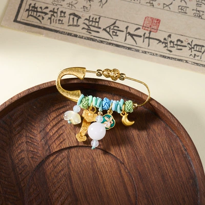 "Flowers in Bloom, Moon Full" series brooches, Yaxa sancaqları
