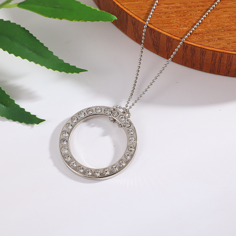 다이아몬드가 박힌 내일 반지