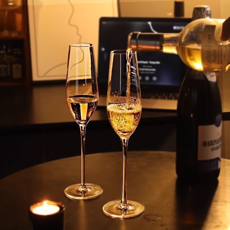 High-end wedding goblets, a popular pair of Instagram-worthy crystal glass champagne glasses, high-value cocktail and champagne glasses High-end wedding goblets, a popular pair of Instagram-worthy crystal glass champagne glasses, high-value cocktail and champagne glasses