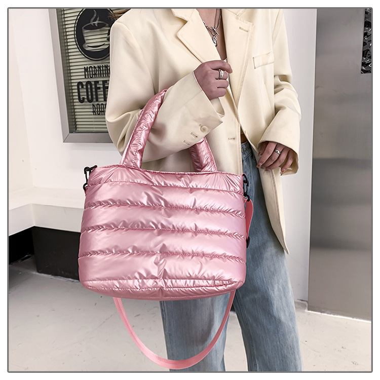 Mittel Nylon Einfarbig Mode Gesteppt Quadrat Reißverschluss Handtasche Umhängetasche Quadratische Tasche display picture 1