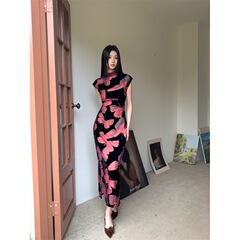 実写スポットのベルベットは赤青系ボタンでチャイナドレスを改良した
