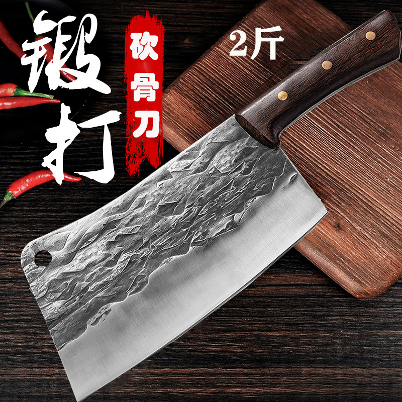 手作業で骨切り刀を打ちます。ホテル専用の包丁は豚や牛や羊の大骨を厚く切って骨切りします。|undefined