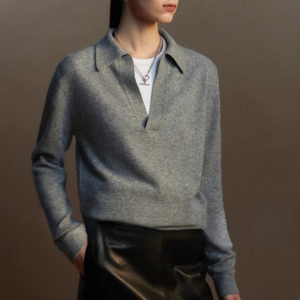 Autumn and Winter Gray Bottoming V Neck Small Wool Knitwear for Women, Loose and High-End Knitted Knitwear with Long-Sleeved Top