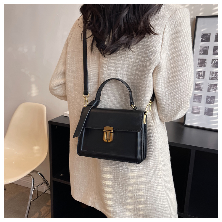 Femmes Moyen Faux Cuir Couleur Unie Style Classique Bloquer Sac À Main display picture 7