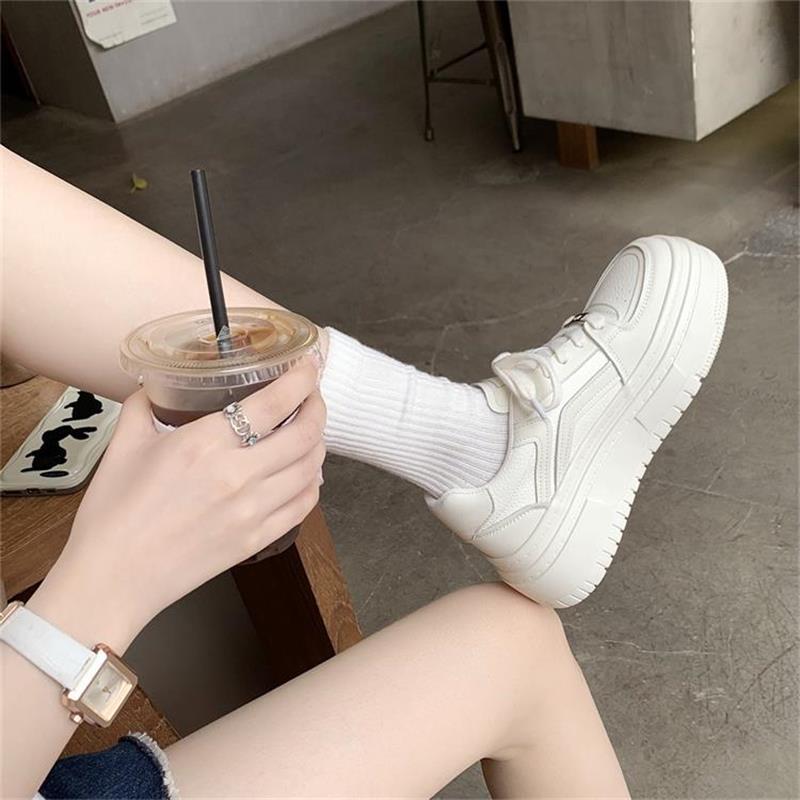 Zapatos blancos pequeños para mujer 2023 zapatos de mujer de verano nuevos zapatos de tablero blanco suela gruesa aumento pequeños zapatos casuales de una sola capa suela blanda