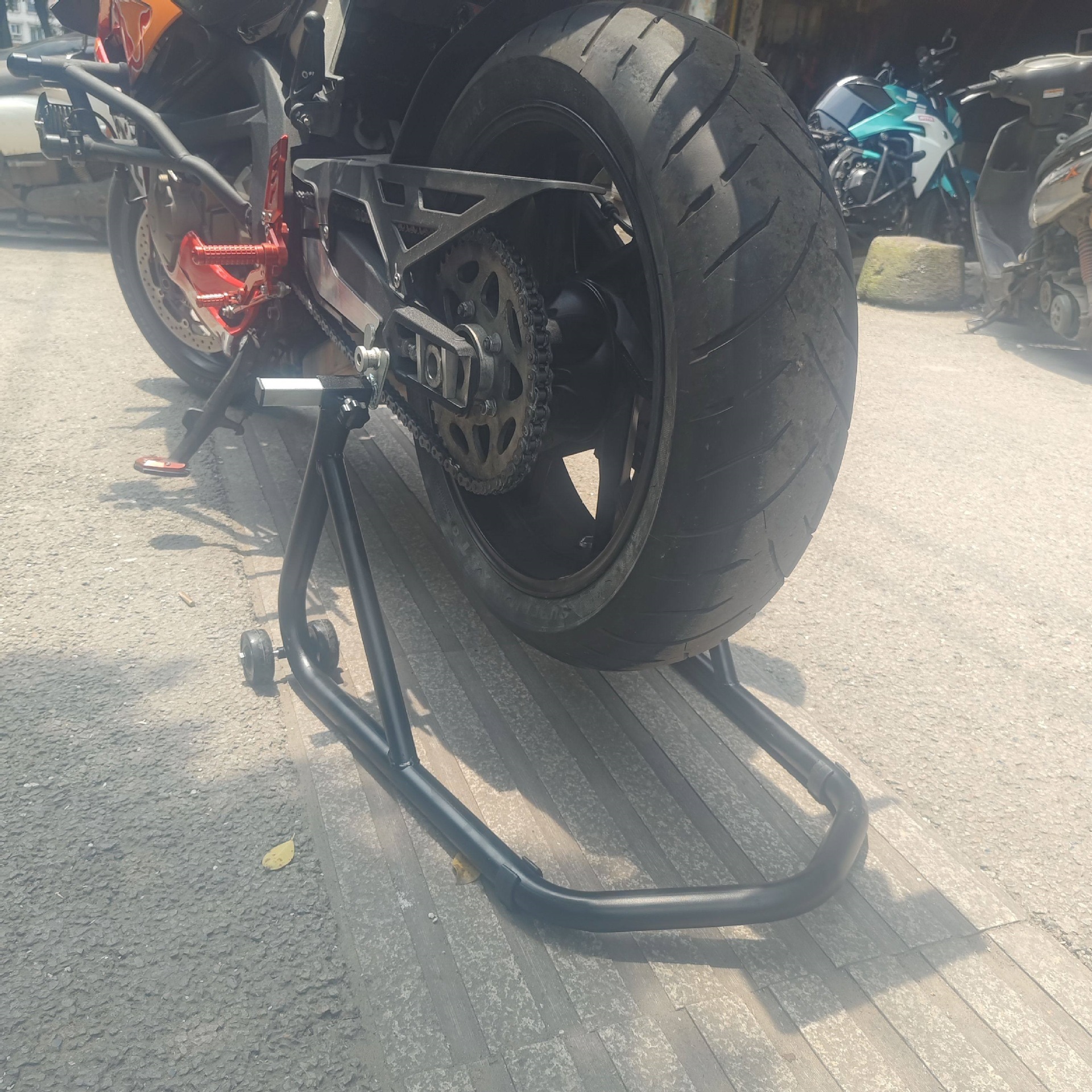 Suitable for motorcycle thickened one-piece and two-piece repair lift stands, rear wheel parking stands, and reinforced single swing arms