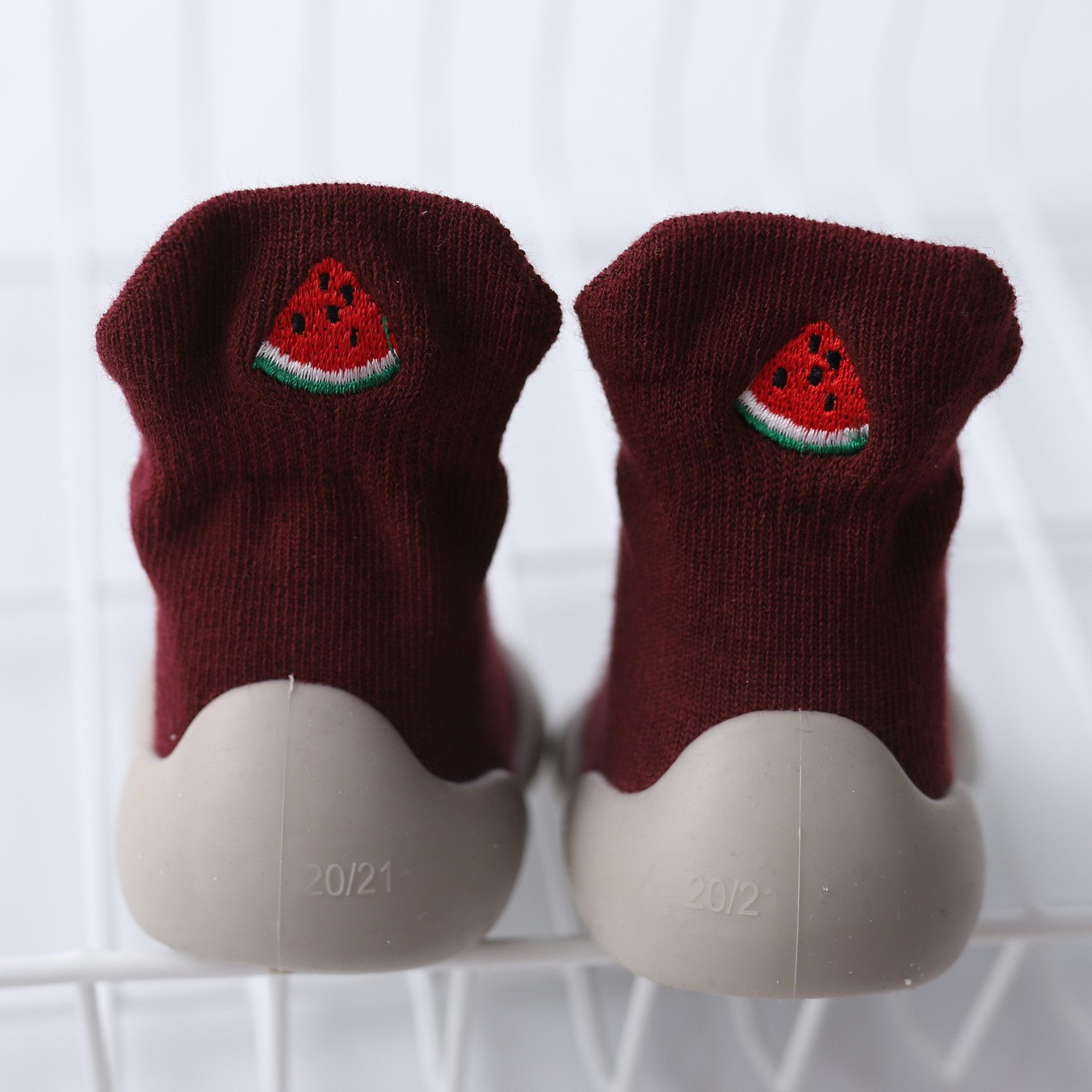 Zapatos de niño bordados zapatos de fondo suave antideslizante primavera y otoño calcetines de bebé zapatos para caminar en interiores y al aire libre educación temprana zapatos y calcetines transpirables infantiles
