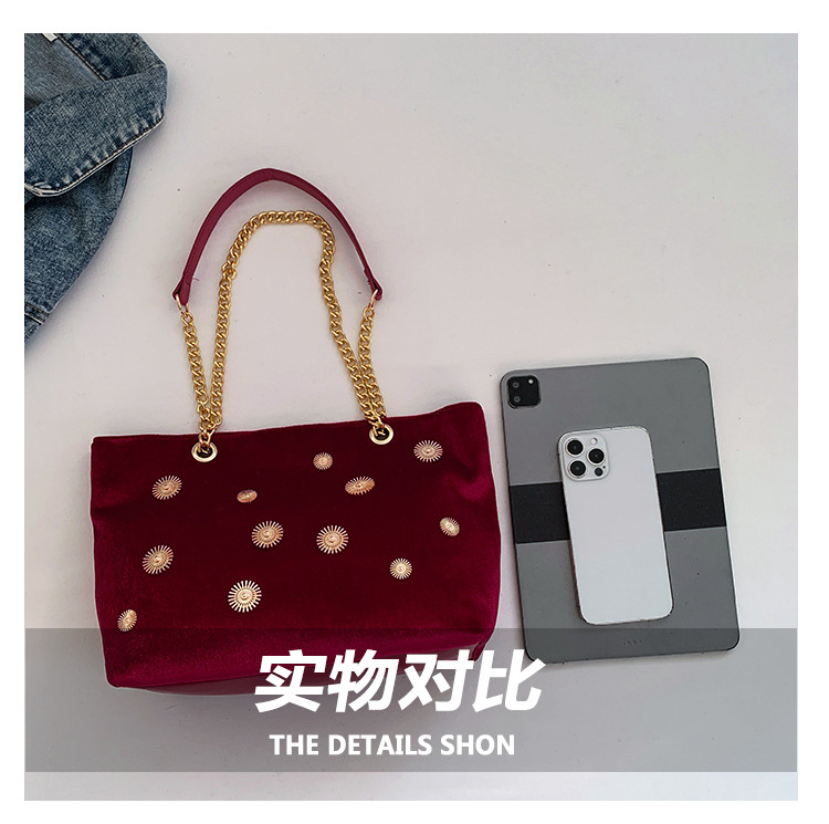 High-end and personalized hardware single-shoulder bag for women, new autumn 2024 collection, velvet chain handbag, stylish tote bag undefined