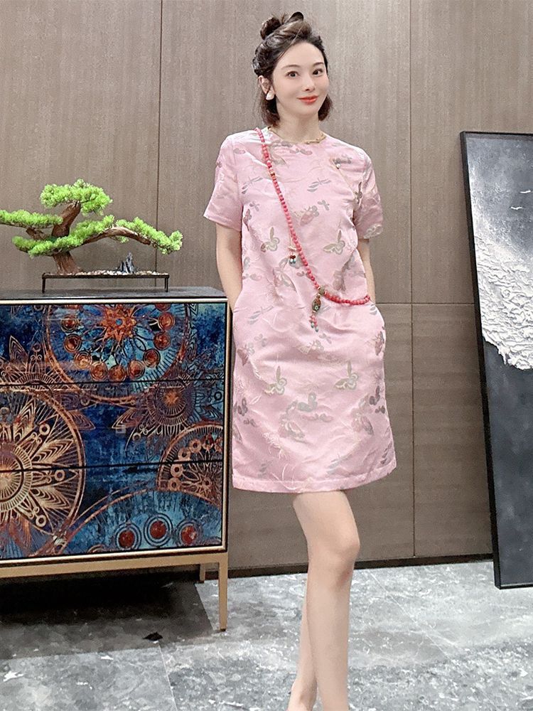 Váy liền hoa nổi màu hồng