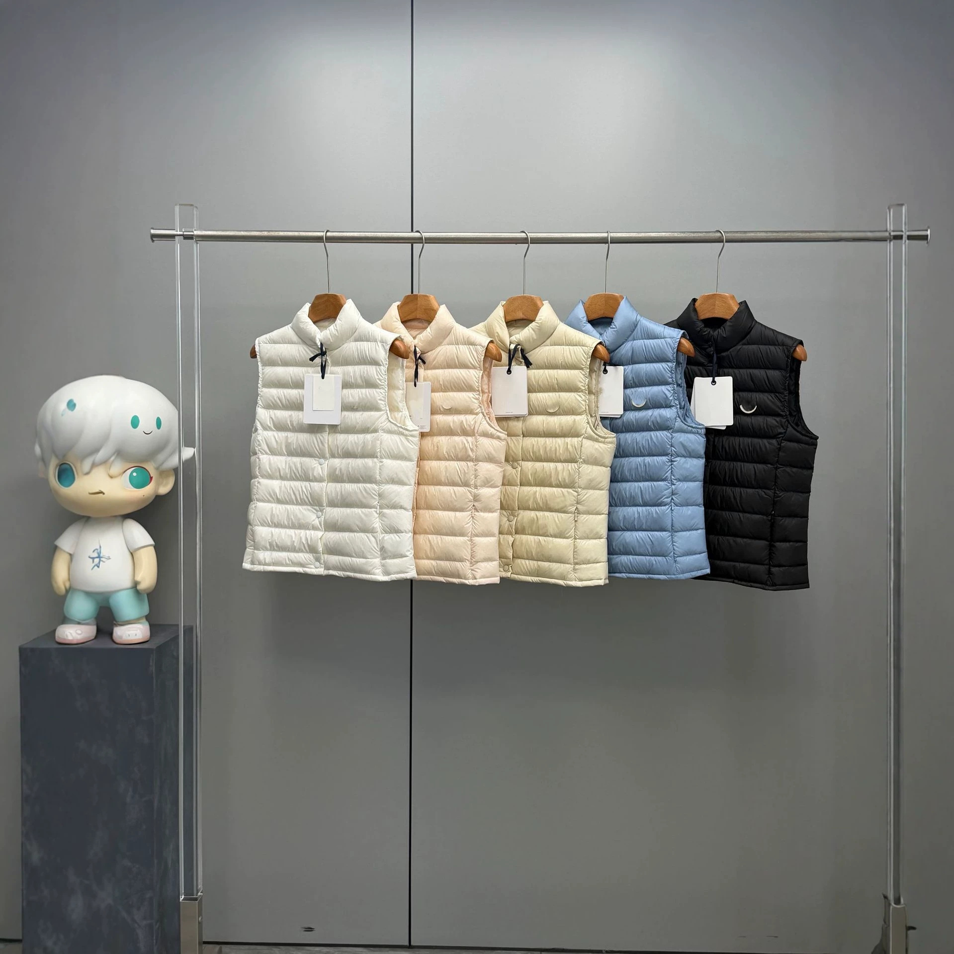 High-quality M brand, genuine original label, in stock, Liane women's stand-up collar down vest, comes with a matching storage bag.