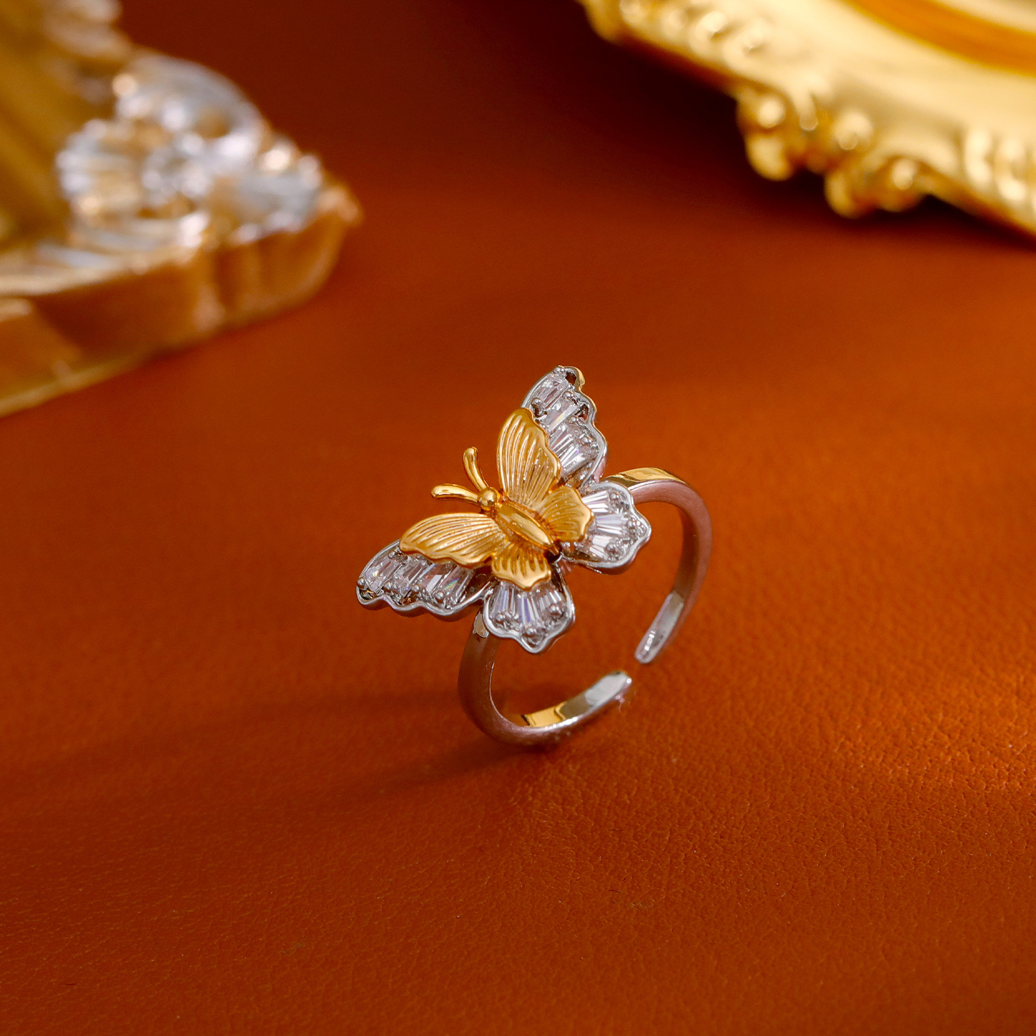 Sophisticated adjustable ring with zircon