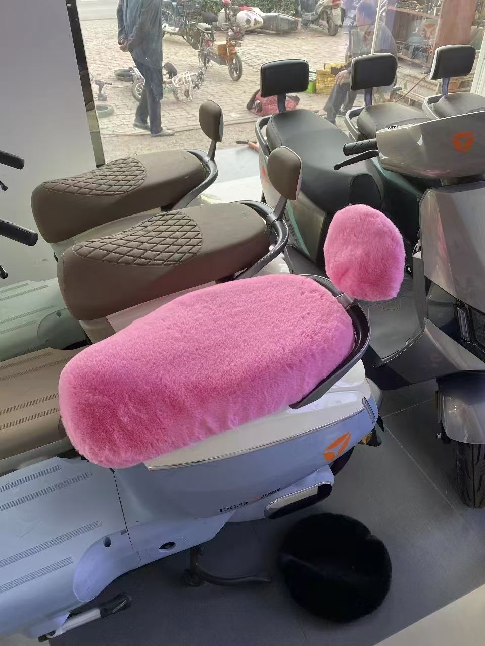 Manufacturer Wholesale Electric Vehicle Warm Seat Cover Plush Winter Thick Universal Electric Motorcycle Seat Cushion Seat Cover Battery Car Seat Cushion