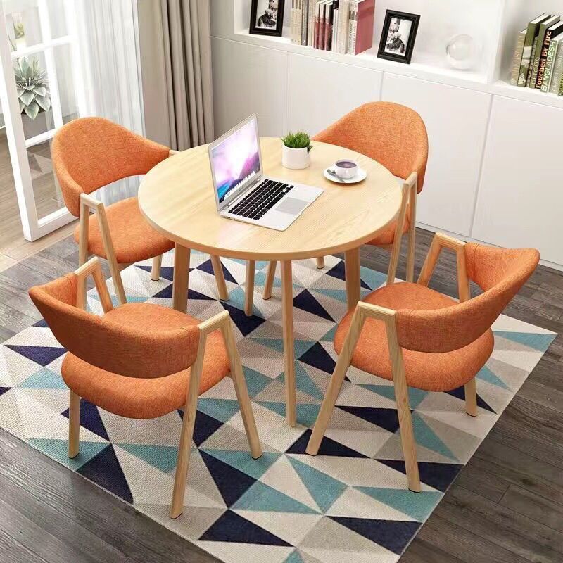 밝은 나무색 테이블 상판 + 밝은 오렌지색 천 의자