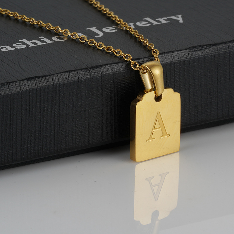 Colar com pingente de letra personalizado em aço dourado_voghion.com