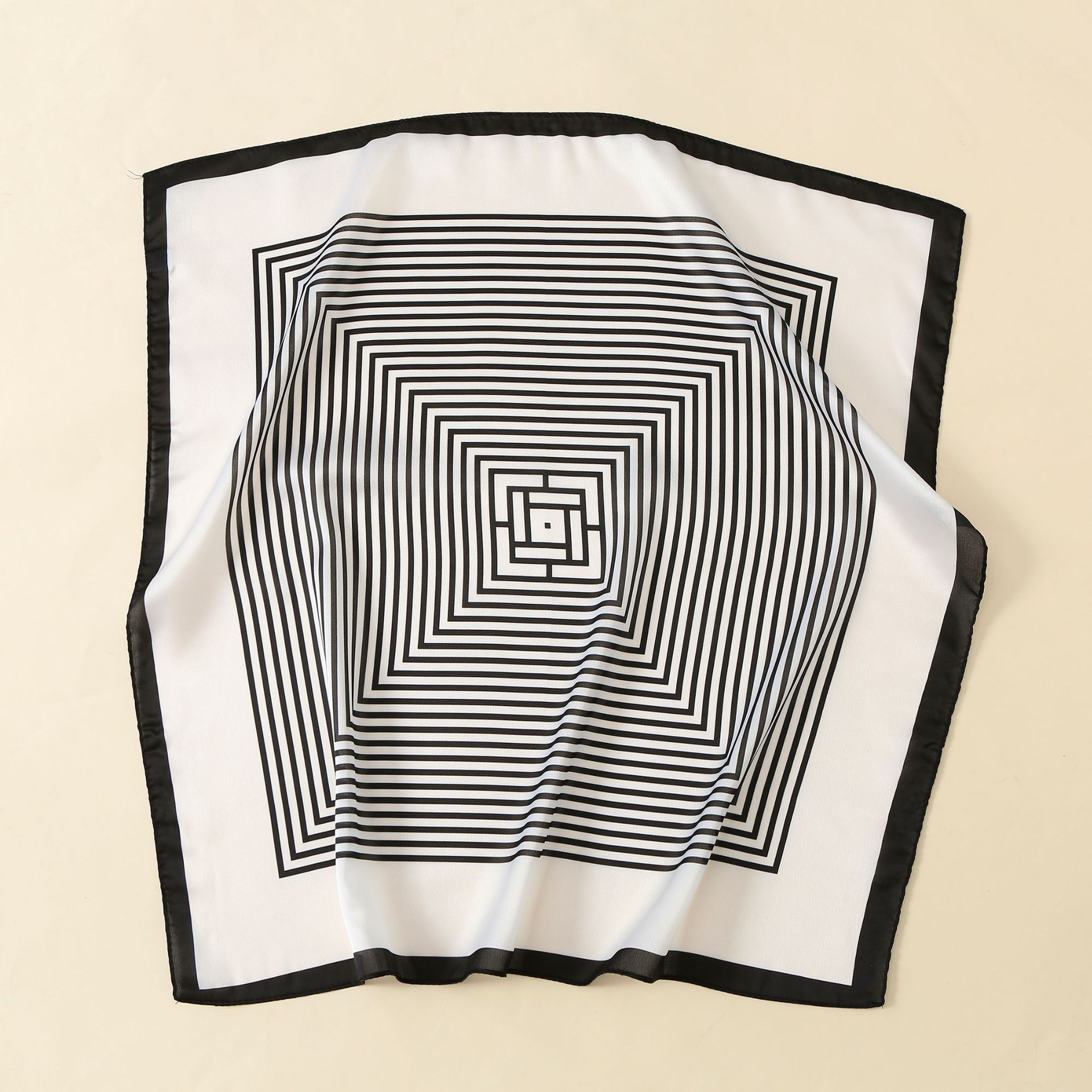 Nueva bufanda de seda de mora de imitación a rayas en blanco y negro simple de las mujeres elegante impresa decorativa pequeña bufanda cuadrada de una sola pieza entrega