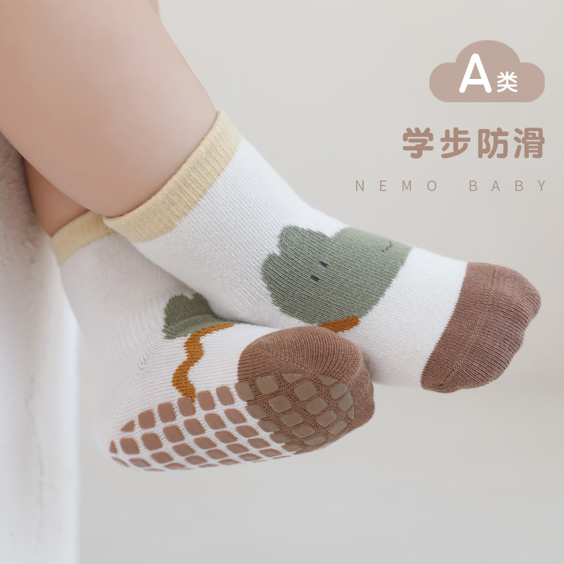 2023 otoño nuevos calcetines de piso de bebé interior antideslizante pegamento de fondo completo niño lindo dibujos animados niños y niñas calcetines de media pantorrilla