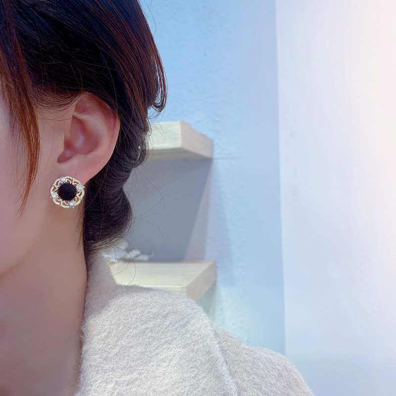 New Autumn And Winter Retro Velvet Geometric Earrings Fashion Stud Earrings For Women display picture 2