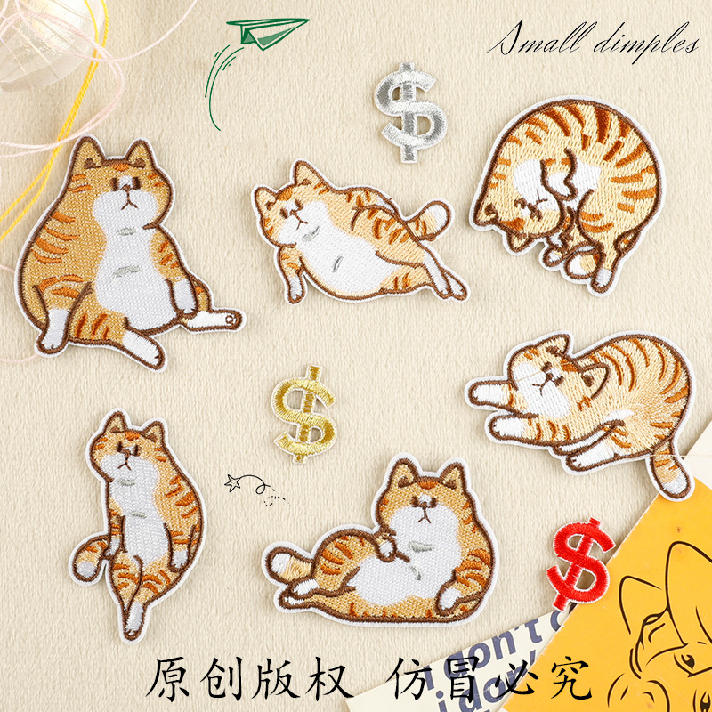 만화 멍청하고 귀여운 오렌지 고양이 원래 컴퓨터 자수 꽃 라벨 소스 제조 업체 스팟 직접 헤어 의류 액세서리 천 스티커