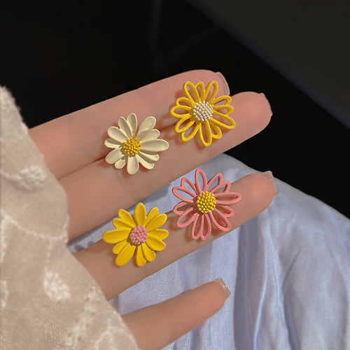 Dainty Daisy Ear Studs for Women - 2024 New Trendy, Niche, High-End Color-Colliding Fashion Ear Rings for Influencers and Fresh Vibes