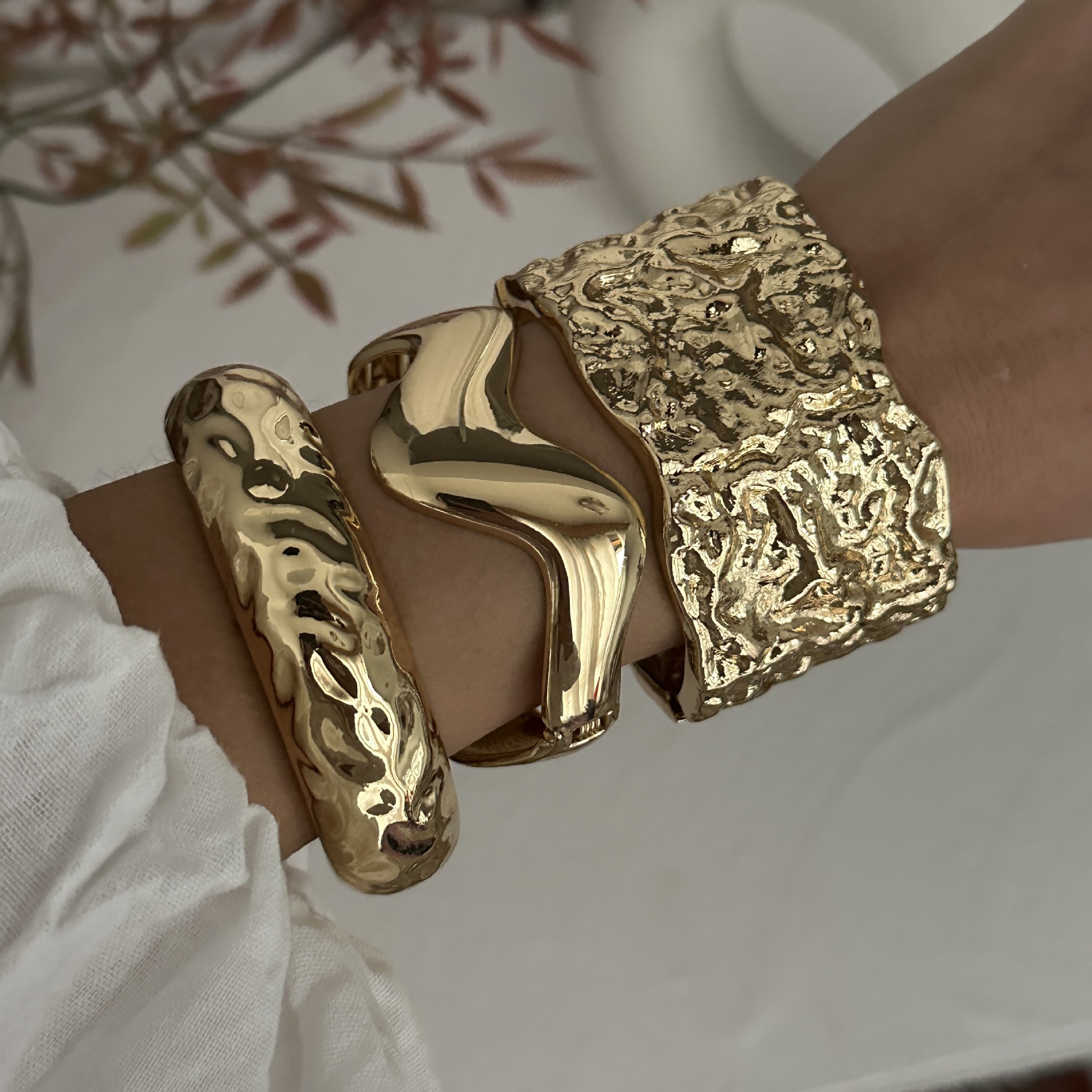 Exaggerated Solid Color Alloy Bangles Wholesale display picture 2