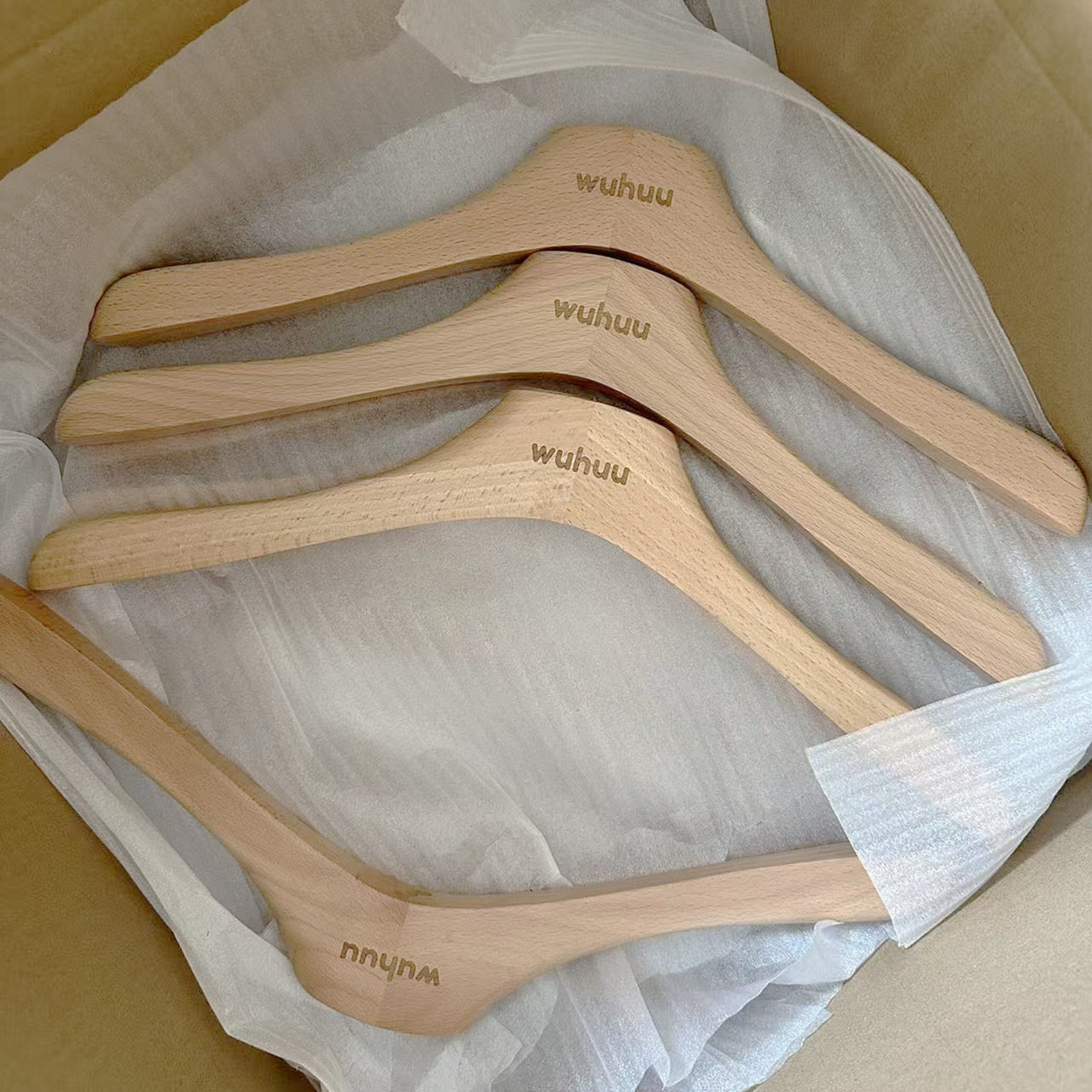 Perchas de Madera de Haya Antideslizantes con Pinzas para Tiendas de Ropa Femenina