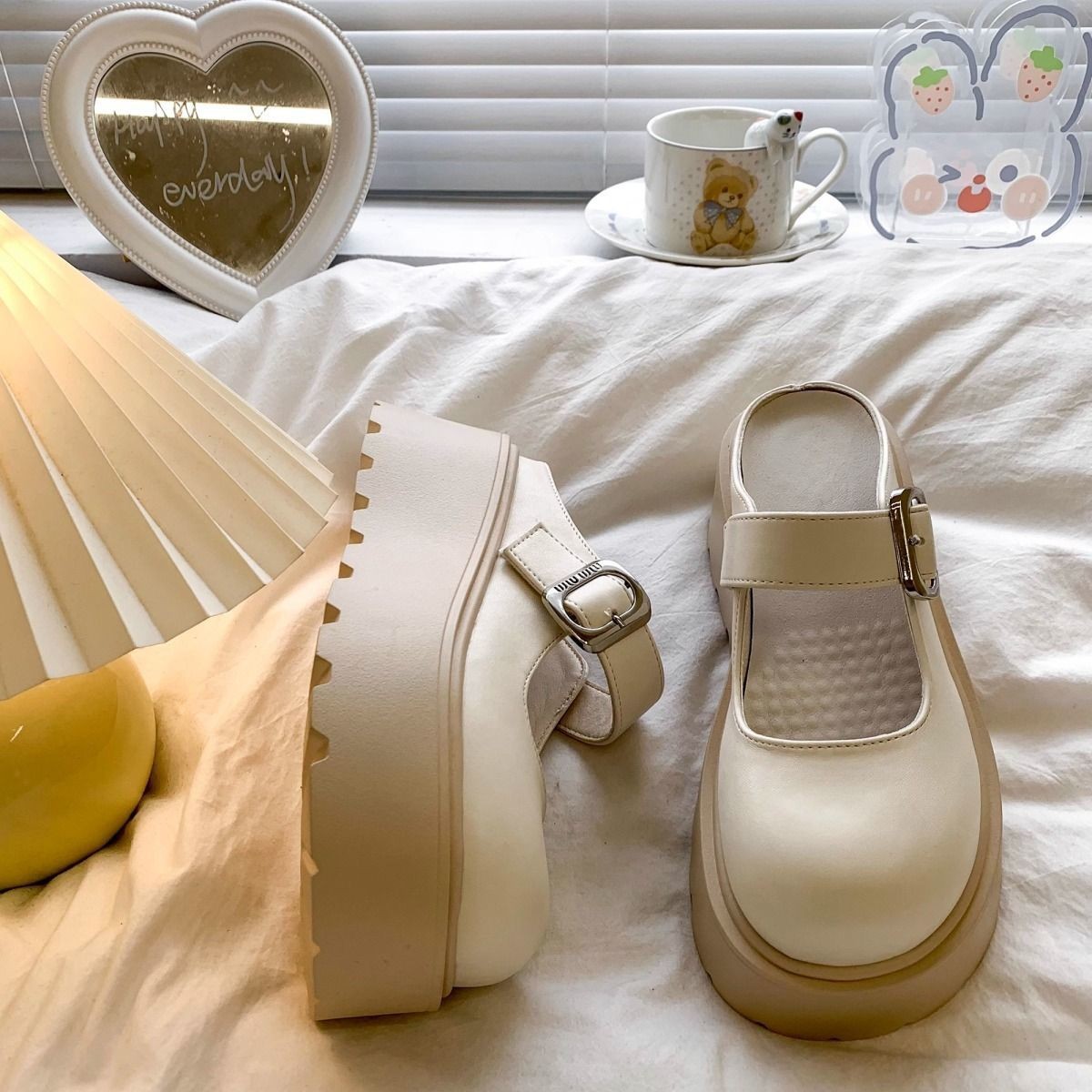 Coreano Fairy Wind Bag Zapatillas 2025 nuevo zapatos de mujer tendencia de moda cabeza redonda altura delgada zapatos de moda